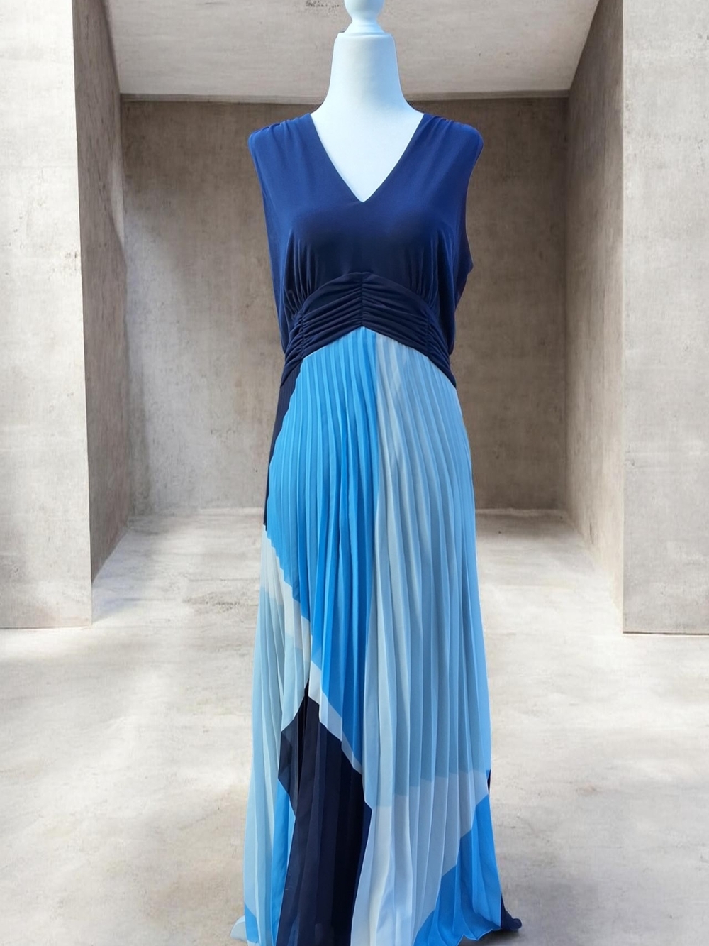 Sandra Darren V-Neck Sleeveless Pleated Maxi Dress size large